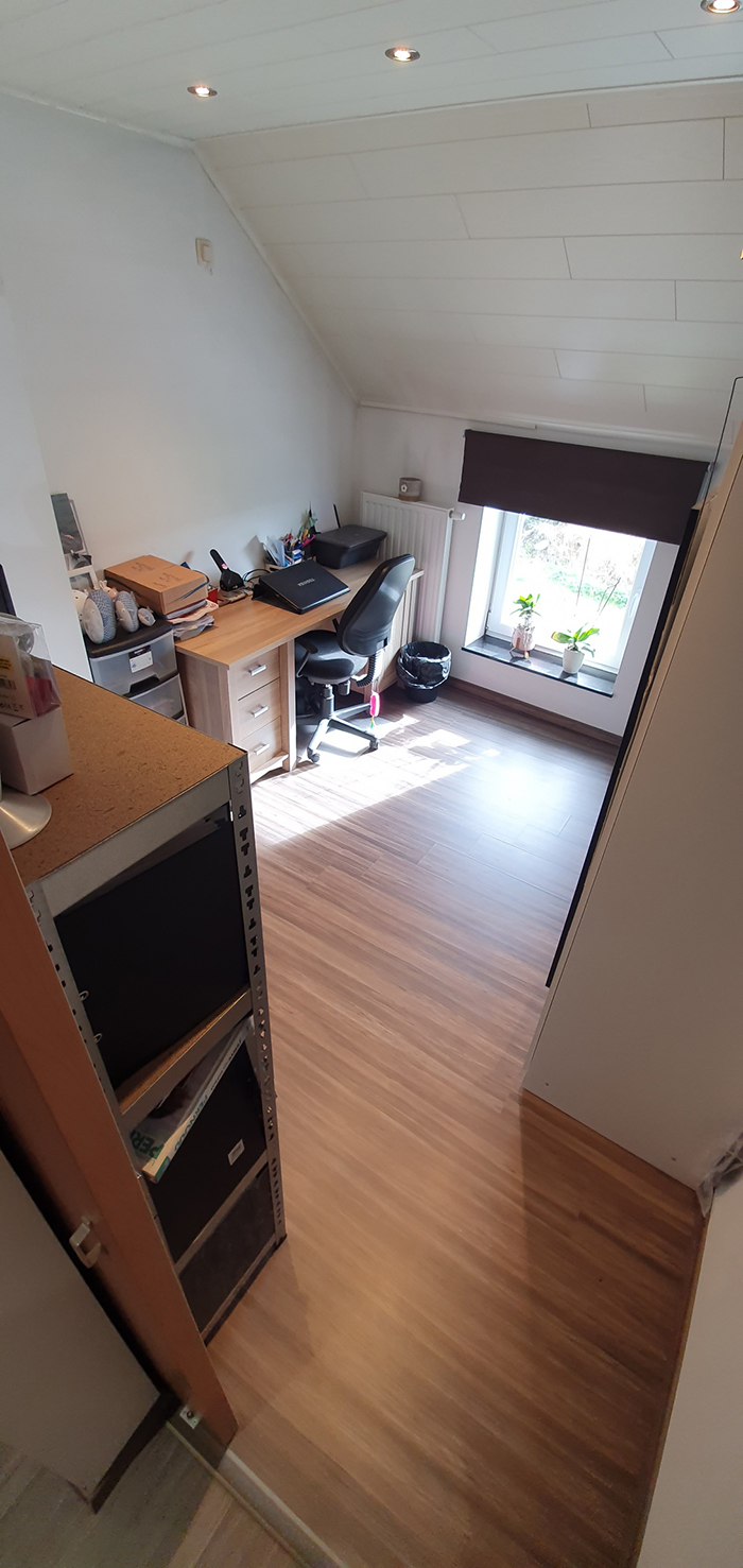 Une photo de la chambre / bureau