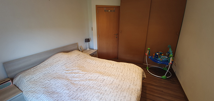 Une photo de la chambre principale