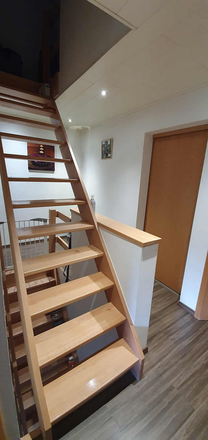 Une photo des couloirs et escaliers