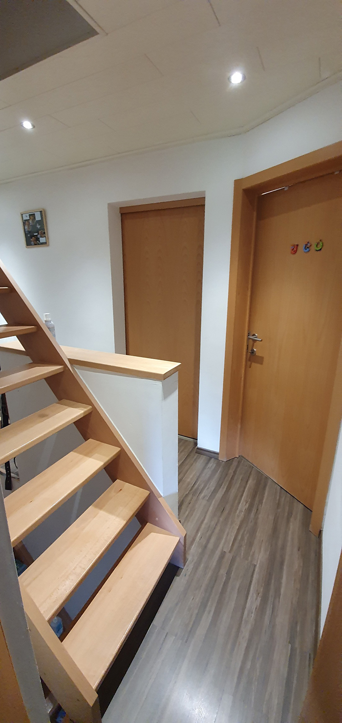 Une photo des couloirs et escaliers