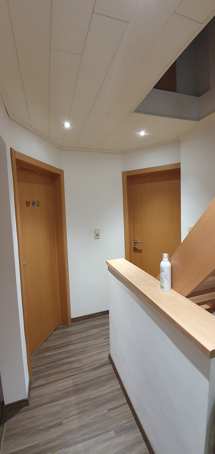 Une photo des couloirs et escaliers