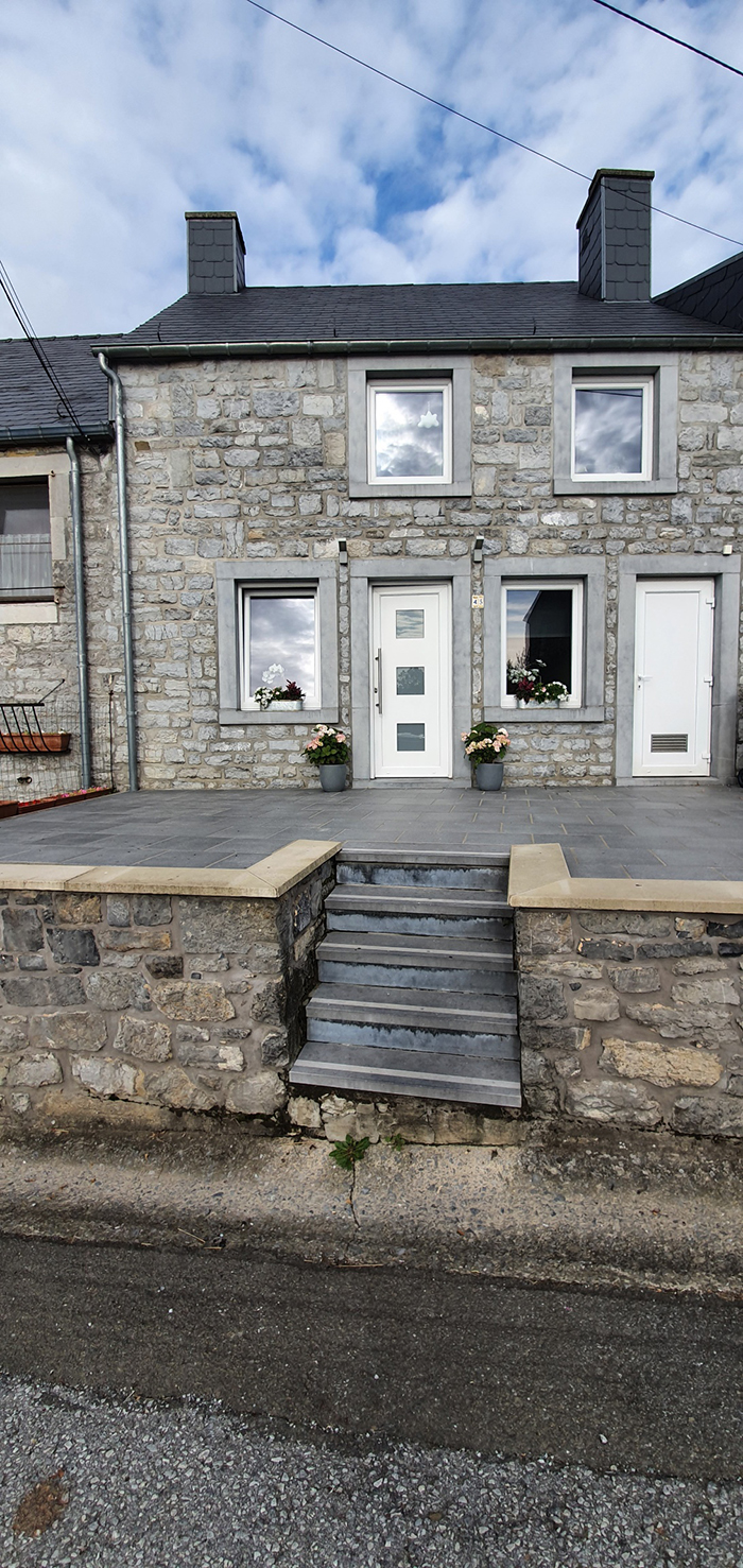 Une photo de la façade et de la terrasse avant