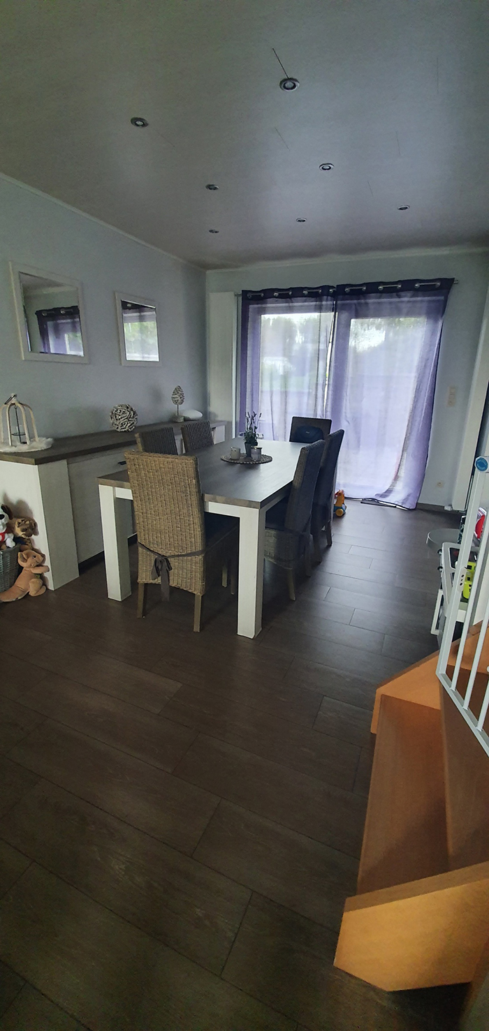 Une photo de la salle à manger