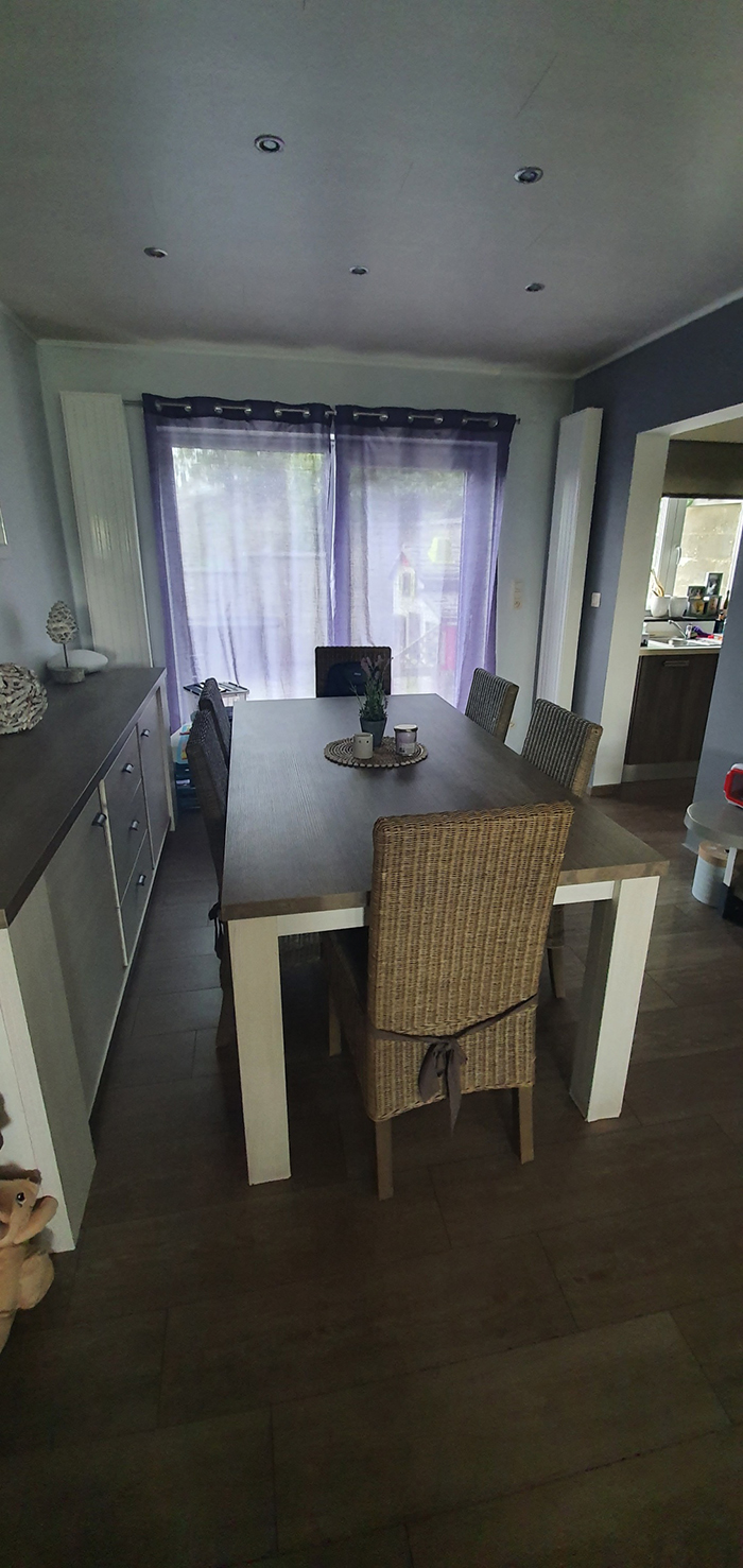 Une photo de la salle à manger