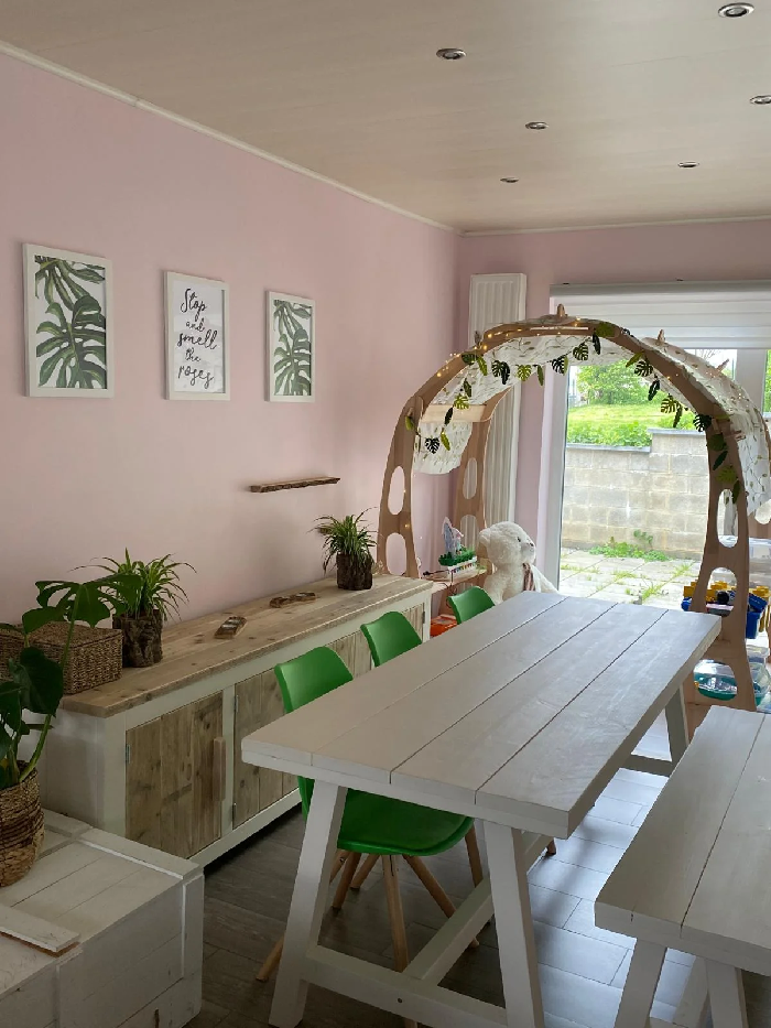 Une photo de la salle à manger