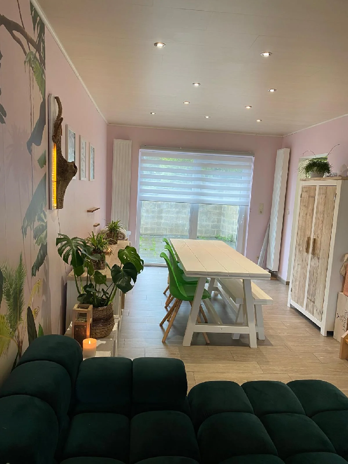 Une photo de la salle à manger