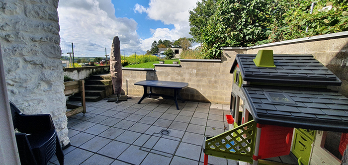 Une photo de la terrasse arrière